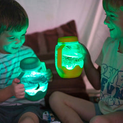 Zabawka progresywna von Glo Pals mit leuchtendem Sensorik-Glas zum Befüllen mit Wasser – gelb, spielende Kinder