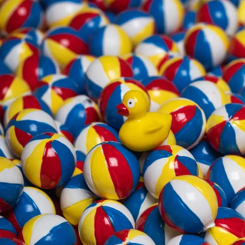 Sensorikflasche für Kinder mit bunten Schwimmspielzeugen und blauem Wasser für haptische Erkundung