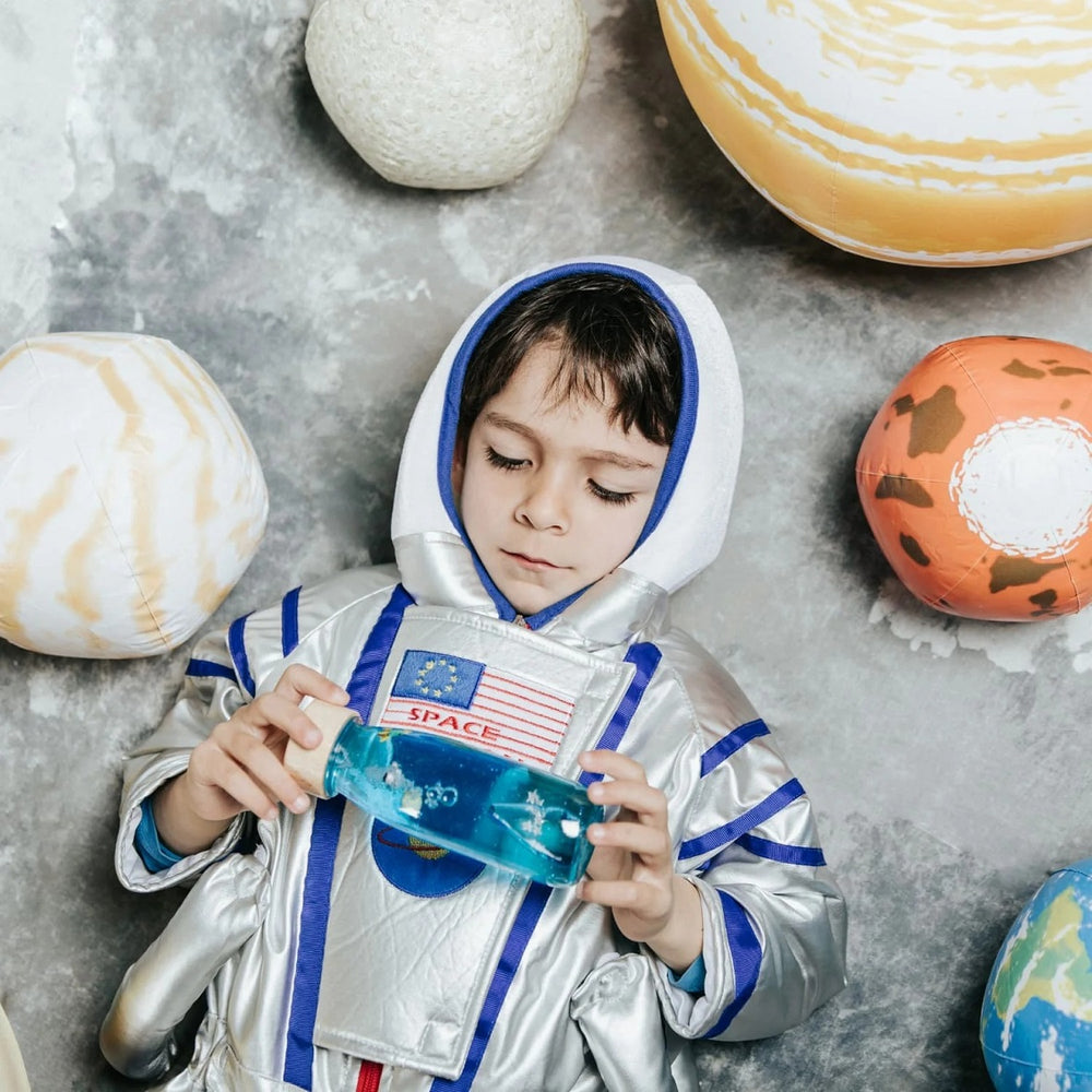 Petit Boum Sensorikflasche für Kinder mit buntem Glitzer und blauem Wasser zumEntdecken und Spielen