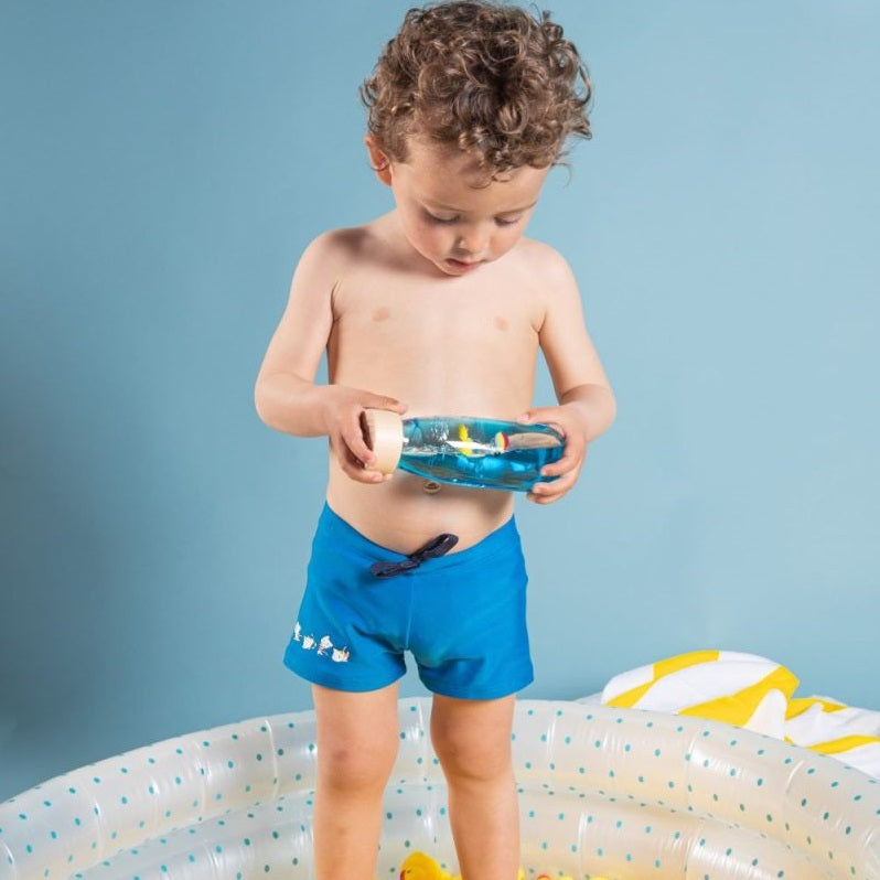 Sensorikflasche für Kinder mit bunten Schwimmspielzeugen und blauem Wasser für haptische Erkundung