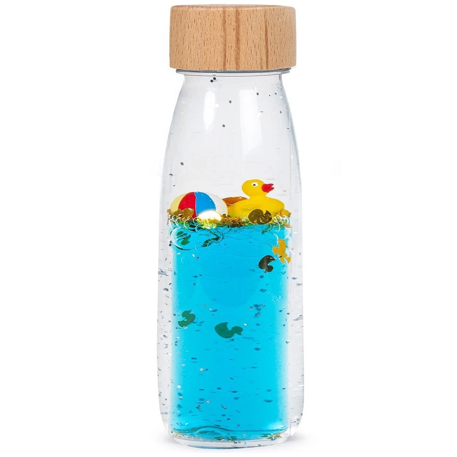 Sensorikflasche für Kinder mit bunten Schwimmspielzeugen und blauem Wasser für haptische Erkundung
