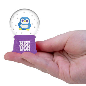 Sensorischer Stressball – Snow Globe Needoh mit einem blauen Pinguin in einer Hand gehalten