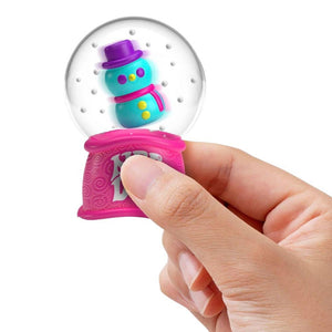 Sensorischer Stressball – Snow Globe Needoh mit einem farbenfrohen Schneemann im Inneren