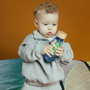 Petit Boum Sinnesflasche für Kinder mit bunten Elementen für sensorische Erkundung