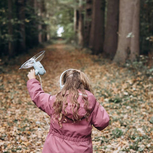 Kind mit Soundverstärker für Kinder im Wald, das die Natur erkundet und Hörsinn erlebbar macht.