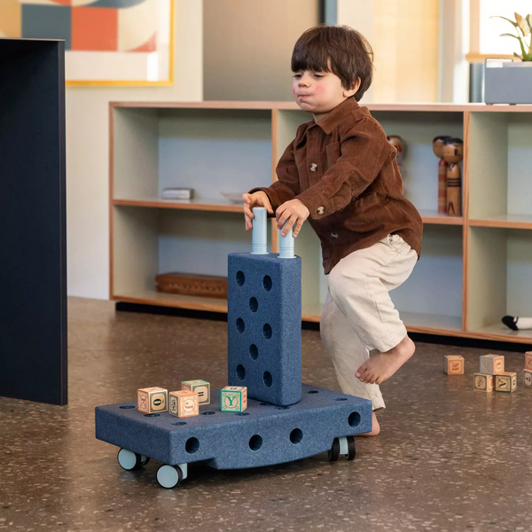 MODU Klocki Spielset mit einem Jungen, der kreative Strukturen mit Bauklötzen erstellt