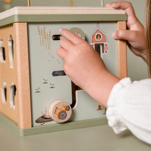 Kostka edukacyjna von Little Dutch mit Holzfiguren und interaktiven Elementen für Kinder