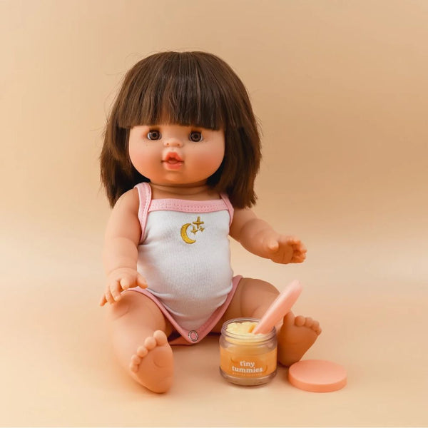 Tiny Harlow Puppen Fütterungsset mit Löffel, einschließlich einer Puppe mit braunen Haaren und einem Futterglas