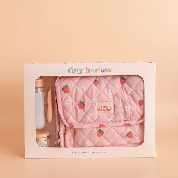 Pink Tasche mit Puppenzubehör von Tiny Harlow mit Erdbeer-Muster und enthaltenem Pflegezubehör